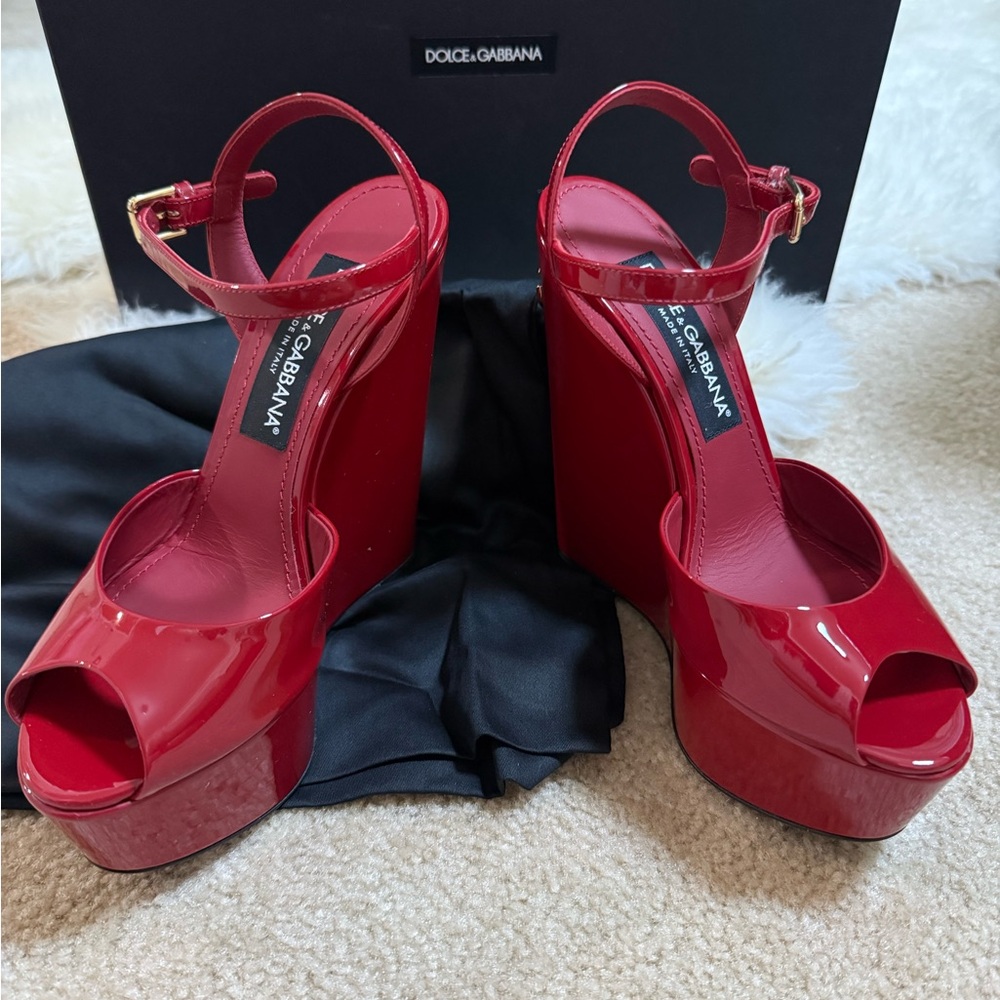 GORGEOUS!  NEW! Dolce & Gabbana Red Patent Bianca Wedge Sandals